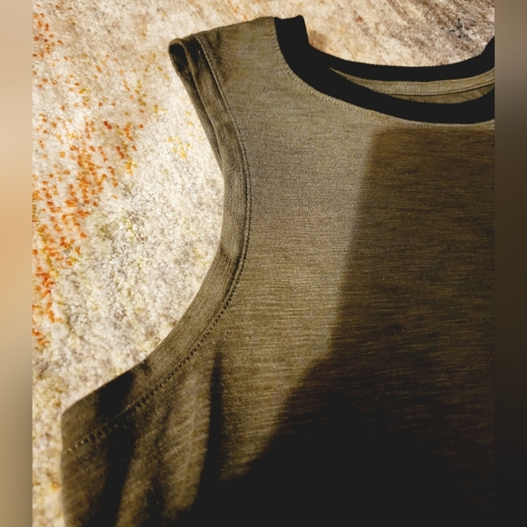 ** 2/$15 ** Bundle of 2 Old Navy Active Muscle Tanks - Picture 4 of 11